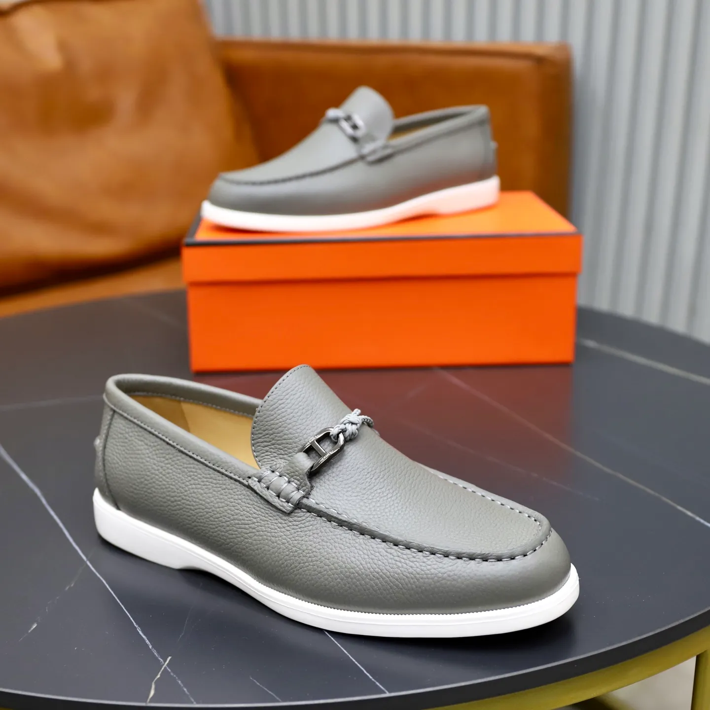 Ex-factory price: 560💰Hermès/Hermès slip-on men's shoes. This shoe is made of imported pebbled cowhide. It has simple and smooth lines and is combined with aerodynamically designed 3CM rubber foam ultra-light soles! Youthful and fashionable, classic H-shaped hardware buckle decoration, calf lining gently wraps the feet, with logo cowhide feet, casual and urban style, highlighting youthful vitality, sports and leisure version, super versatile, code number: 38-39-40-41-42-43-44 standard leather shoe size (45 can be customized but does not support returns)